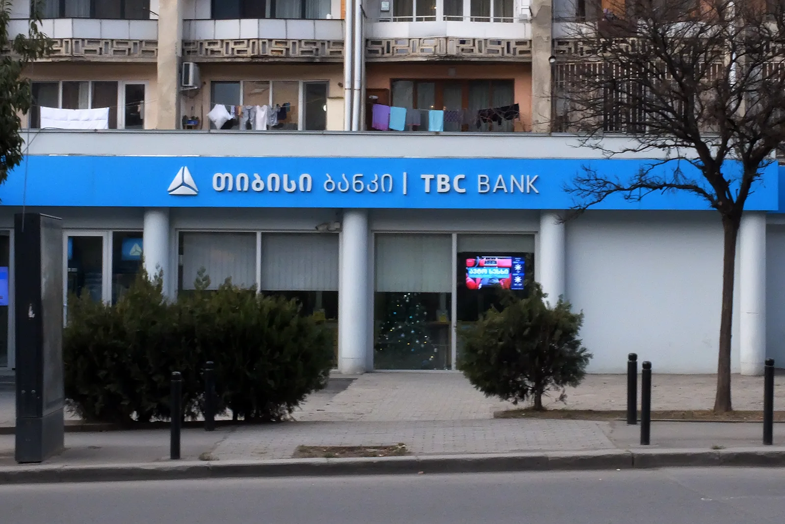 כספומט של TBC Bank ברחוב בטביליסי למשיכת מזומן בגאורגיה